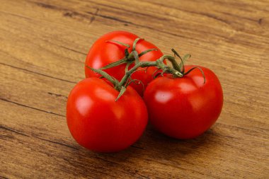 Kırmızı parlak olgun ve tatlı domates dalı