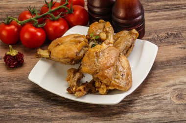 Tatlı ve baharatlı soslu tavşan yahnisi.