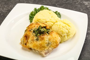 Patates püresi ve peynirli kızarmış pangasius fileto.