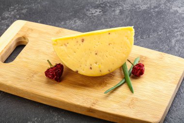 Cevizli sert peynir tuğlası.