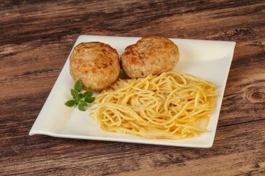 Peynirli spagetti ve ev yapımı tavuk pirzolası.