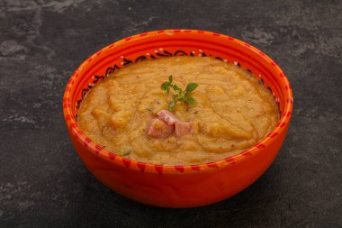 Füme domuz pirzolası ve bezelye kremalı çorba.