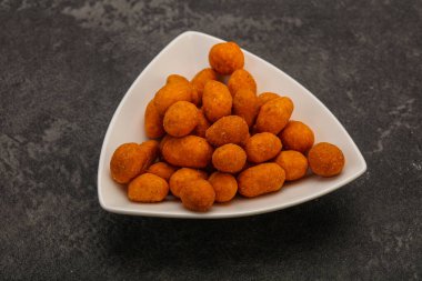 Baharatlı bbq fıstık yığını kasede