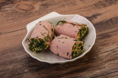 Peynirli ve sarımsaklı jambonlu sandviç.