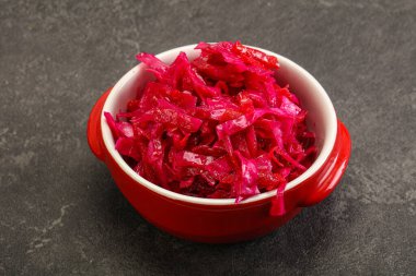 Kasede pancar kökü olan marine edilmiş kırmızı lahana.