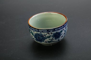 Çay için boş Çin bardağını temizle.