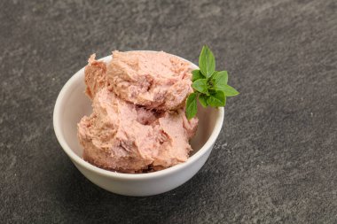 Karaciğer ezmesi kasede fesleğen yaprağı servis edilir.