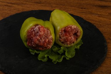 Pişirmek için çiğ biber ve et.