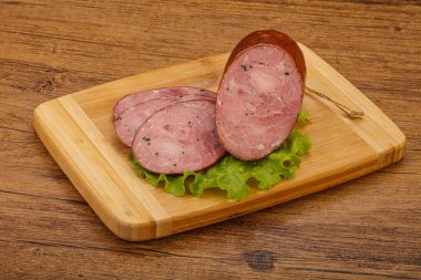 Baharatlı ve otlu füme jambon.