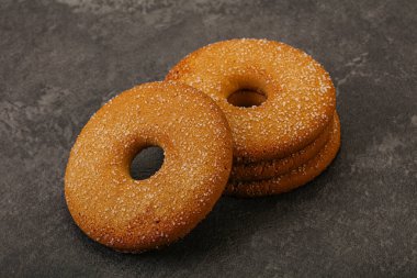 Tatlı ve çıtır çıtır zencefilli kurabiye yığını