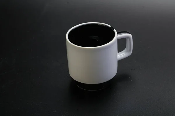 紅茶やコーヒーのための空のカップを隔離 — ストック写真