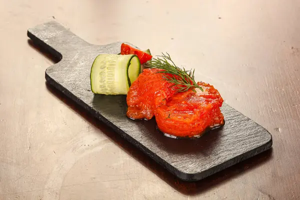 Gegrillte Tomaten Grill Über Bord Isoliert — Stockfoto