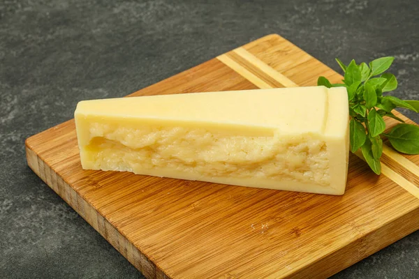 Parmigiano Stagionato Servito Con Foglie Basilico — Foto Stock