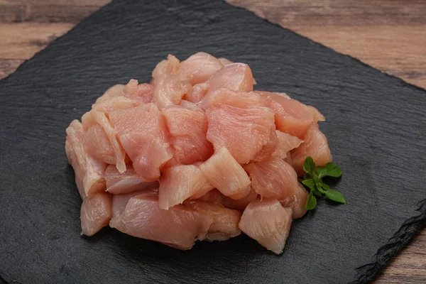 Pişirmek için çiğ tavuk göğsü.