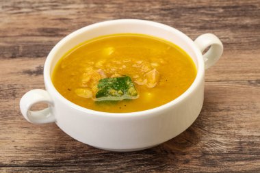 Füme et ve sebzeli bezelye çorbası.