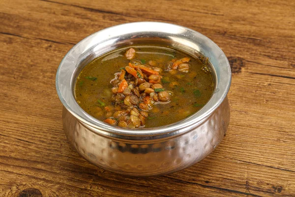 鶏や野菜と伝統的なレンズ豆のスープ — ストック写真
