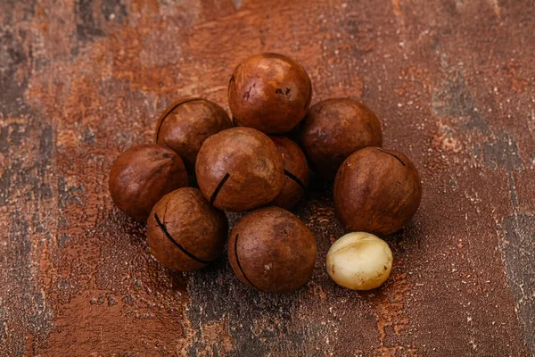 Montón Nuez Macadamia Primer Plano Marrón Sobre Fondo —  Fotos de Stock