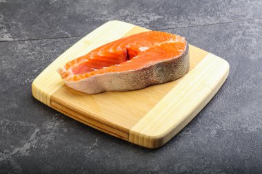 Pişirmek için çiğ somon bifteği.