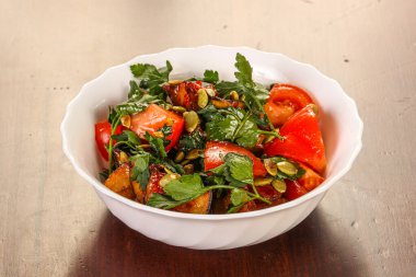 Taze sebzeli salata ve soğan halkaları.