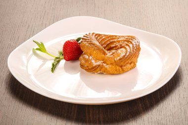 Çilek servis edilen süzme peynirli tatlı yüzük.