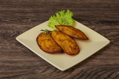 Fırında patates ve biberiye servis edilen baharatlar.