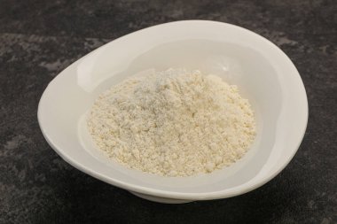 Buğday unu kasede yemek pişirmek için.