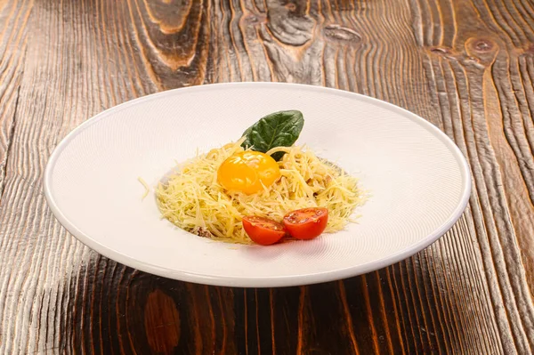 ベーコンとイタリアのパスタカルボナーラ チーズと黄身 — ストック写真