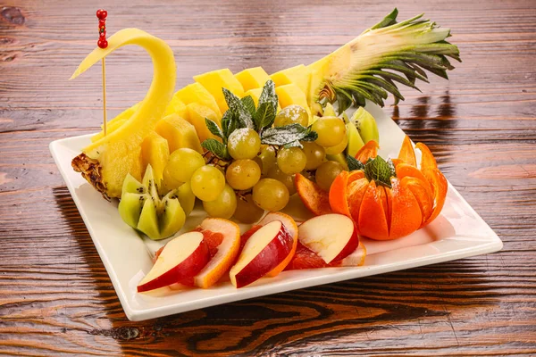 Placa Frutas Mezclar Con Piña Uva Naranja Manzana — Foto de Stock