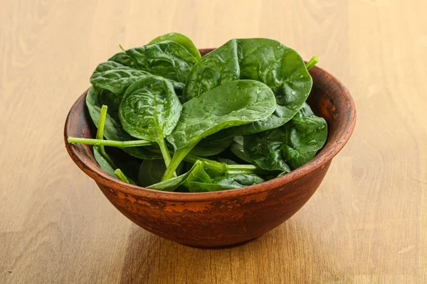 Frische Grüne Spinatblätter Der Schüssel Über Holzgrund — Stockfoto