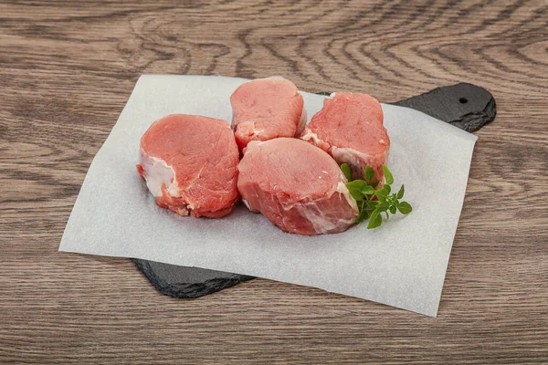 Medalhão Porco Cru Servido Alecrim Para Cozinhar — Fotografia de Stock