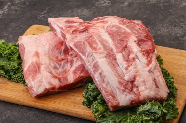 Lezzetli yemek için çiğ domuz kaburgası.