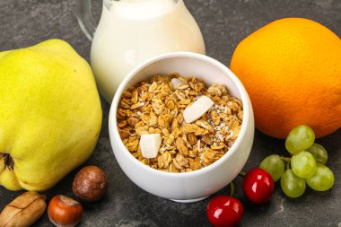 Organik granola ve sütle kahvaltı