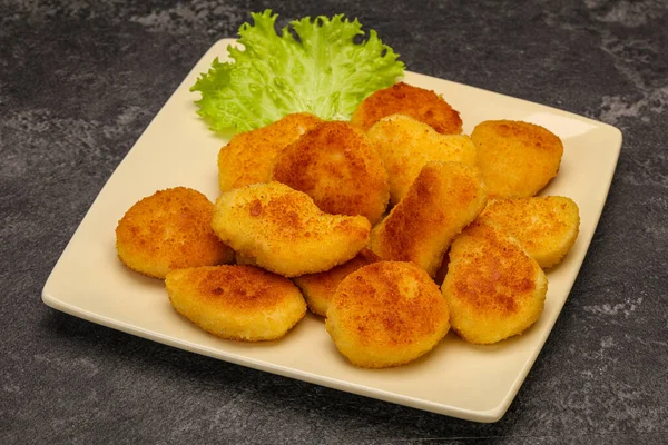 Gebratene Leckere Chicken Nuggets Serviert Salatblätter — Stockfoto