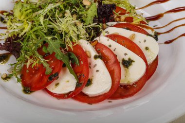Mozarela ve domatesli geleneksel İtalyan Caprese salatası