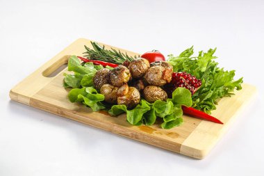 Patates barbeküsü soğan halkaları ve salata.