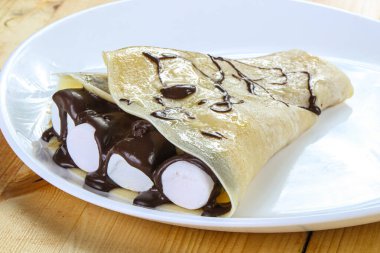 Kremalı krep ve sıvı çikolata.