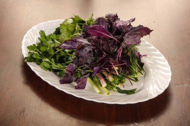 Taze bitkiler fesleğen, dereotu ve maydanoz karışımı..