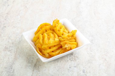 Lezzetli kızarmış patates dilimi kasede