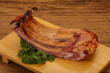 Baharatlı ve otlu domuz pirzolası.