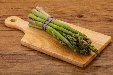 Vejetaryen mutfağı - Pişirmek için çiğ kuşkonmaz yığını