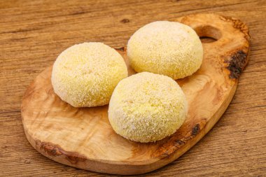 Çiğ patates ezmesi - doldurulmuş patates pirzolası - pişirmek için.