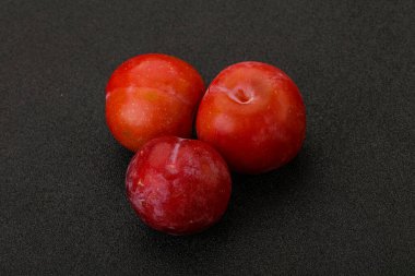 Olgun tatlı kırmızı erik yığını