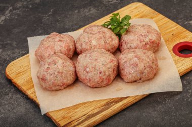 Yemek pişirmek için çiğ hindi köftesi.