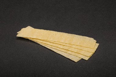 Doğal yağ ve tuzlu patates cipsi yığını. 