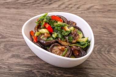 Baharatlı ve otlu terbiye edilmiş Shiitake mantarı.