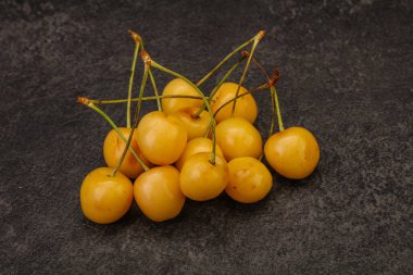 Birkaç tatlı, olgun, sarı kiraz yığını