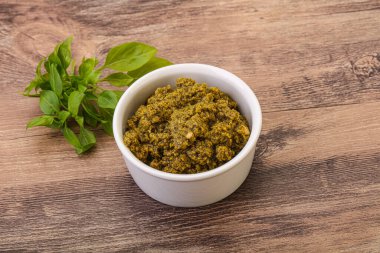 Fesleğen ve sedir fıstıklı yeşil sos sosu.