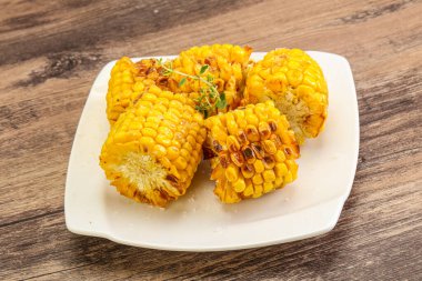 Yağlı ve tuzlu ızgara mısır.