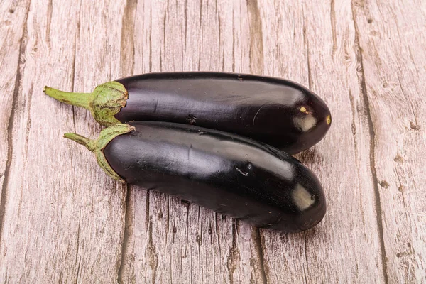 Dos Berenjenas Crudas Maduras Aisladas Para Cocinar — Foto de Stock