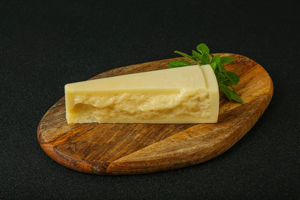 Жесткий Сыр Пармезаном Подают Листья Базилика — стоковое фото